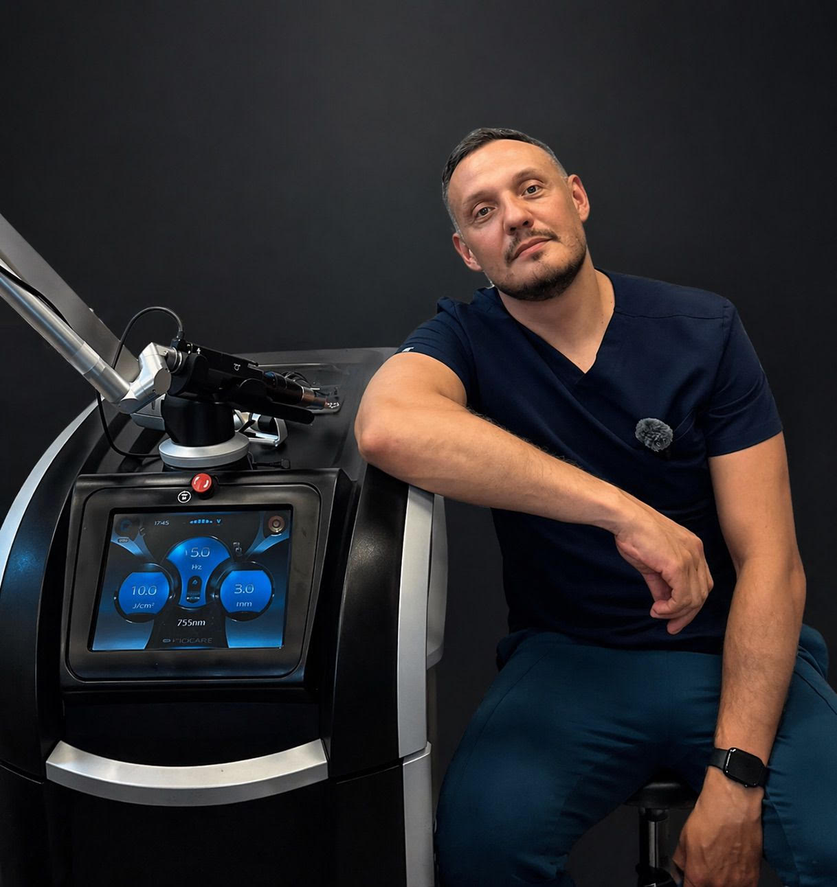 Jarek Otrębski, Head of Clinical Education at Aeluris Academy, with PicoSure Pro laser system
